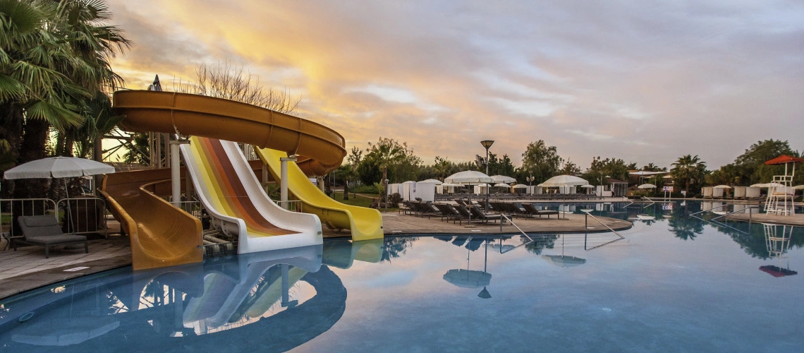27_piscine_exterieure_toboggans_.jpg