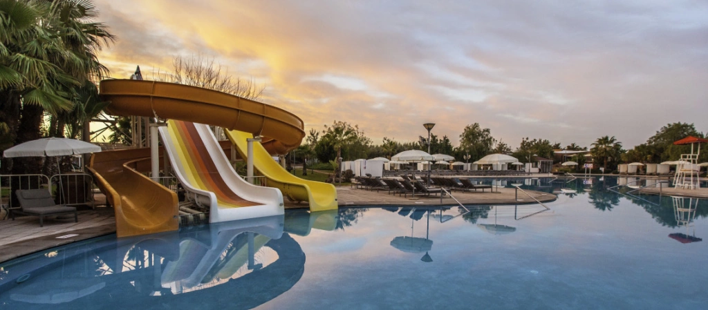 27_piscine_exterieure_toboggans_.jpg