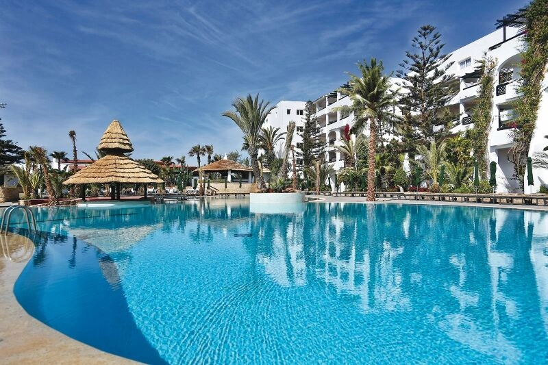 TBE_16_009_-_Poolside_bar_w__swim-up_bar_(800x533).jpg