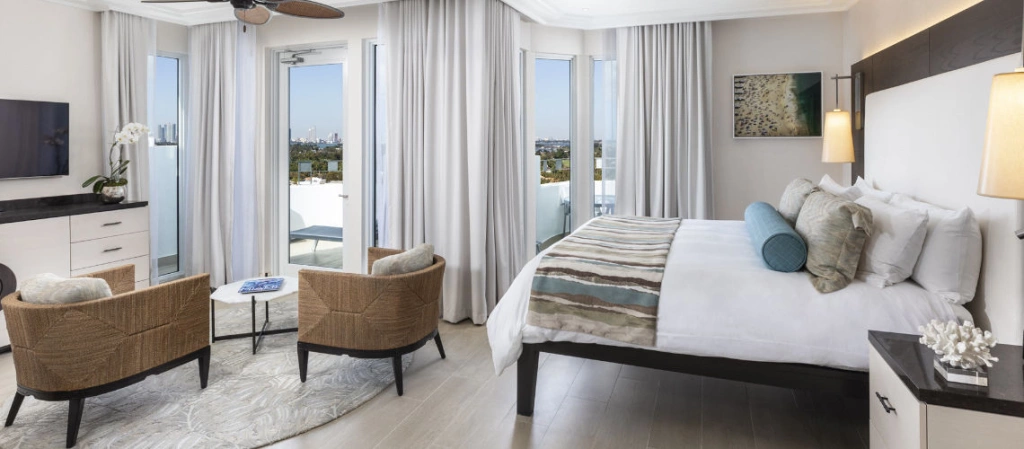 04_Beach_junior_suite_city_view.jpeg