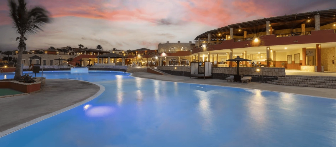 4-occidental-boa-vista-piscine-exterieure-nuit.png