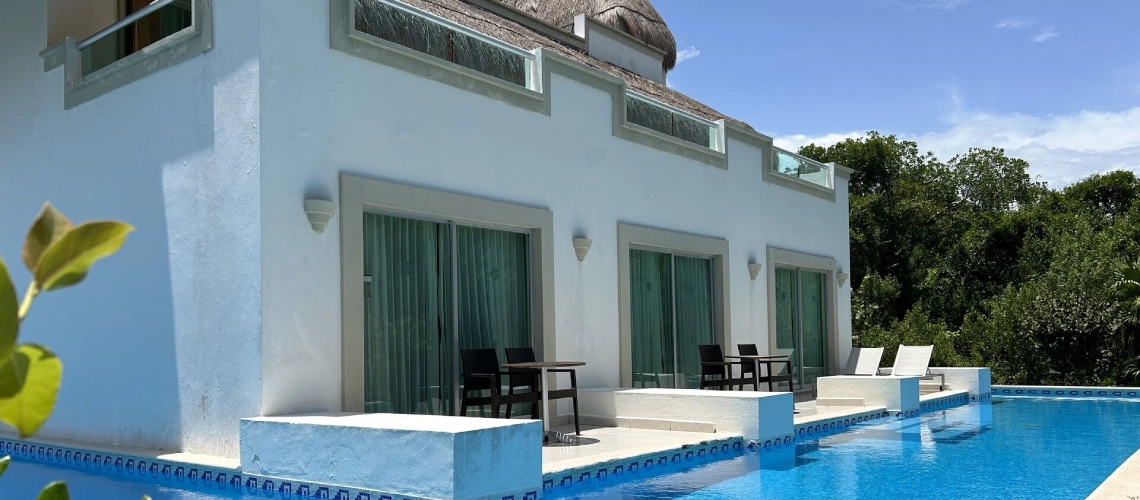 6-bluebay-grand-esmeralda-exterieur.png