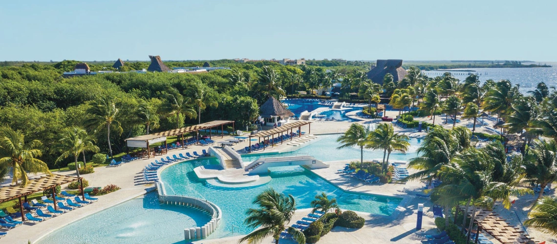 4-bluebay-grand-esmeralda-piscine-exterieure.png