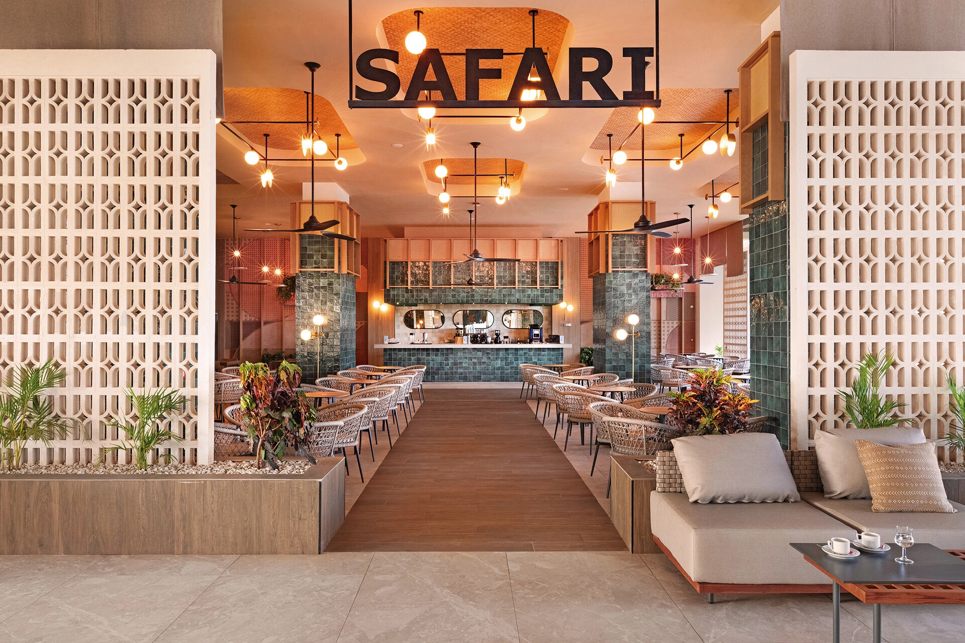 BAB_22_148_-_Lobby_bar.jpg