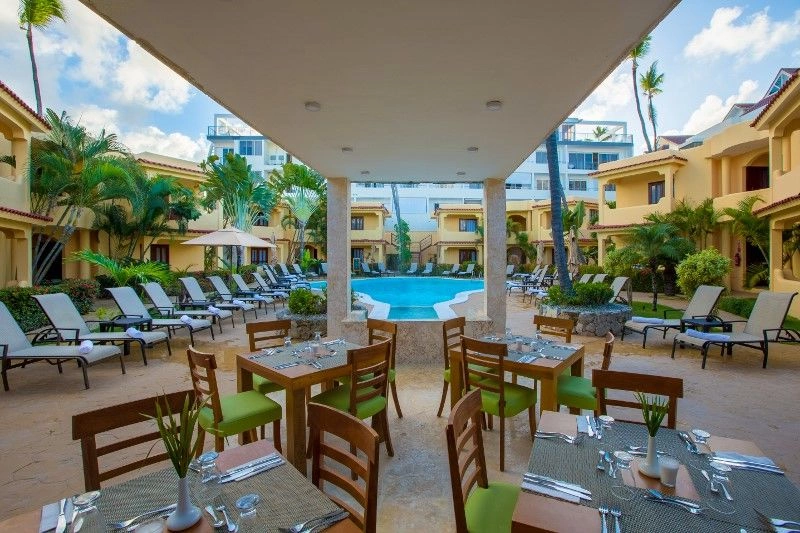 restaurant_terrace_pool.jpg