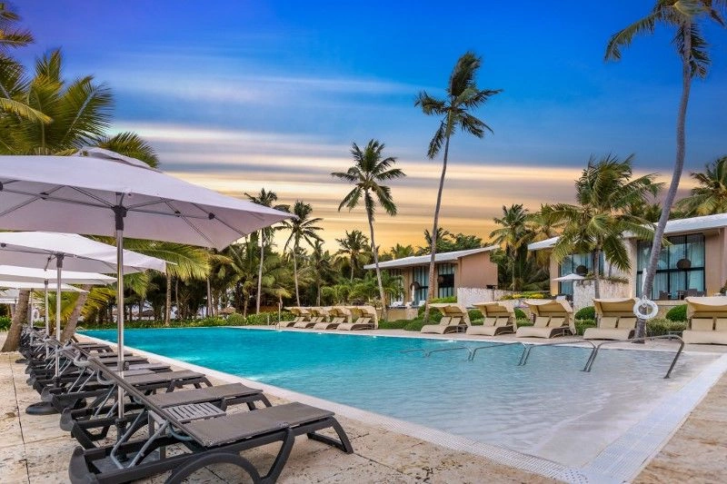 Catalonia_Royal_Bavaro_-_Swimming_pool_2.jpg