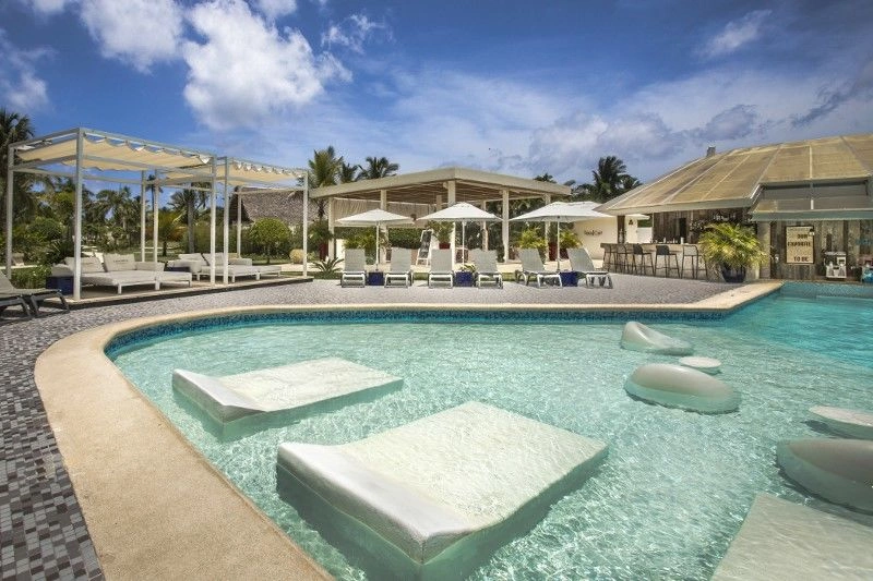 Catalonia_Royal_Bavaro_-_Swimming_Pool.jpg