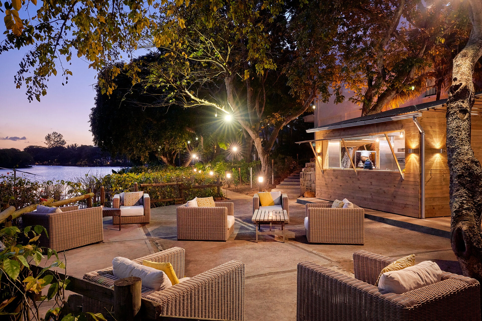 TRA_Riviera_restaurant_03.jpg