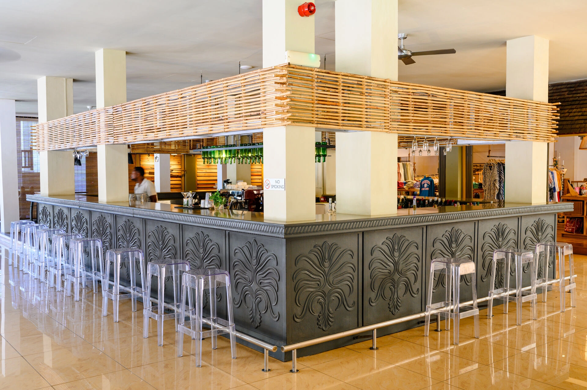 TRA_Balcony_Bar_02.jpg