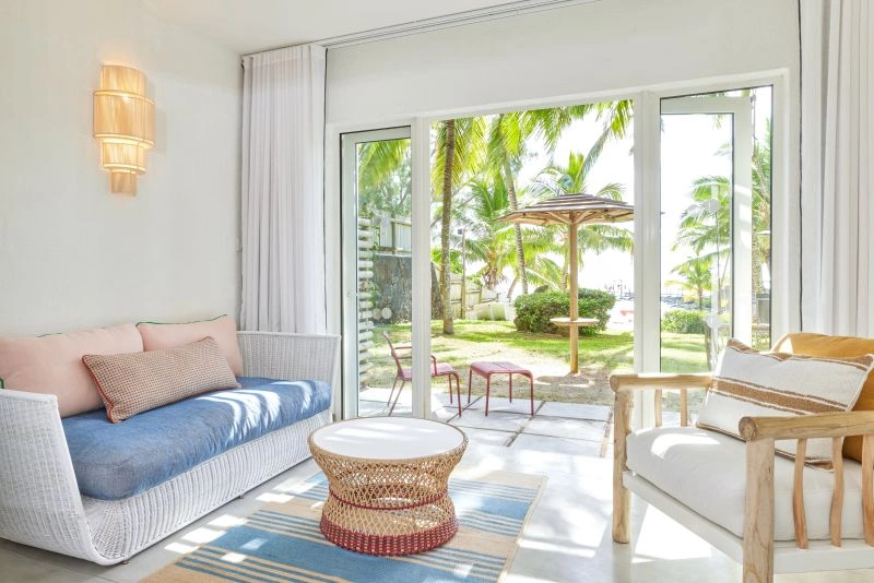 Couple_junior_suite_beach_front.jpg