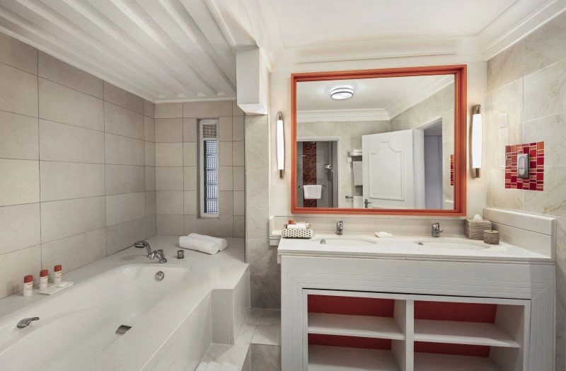 Rooms_Deluxe_Suite_Bathroom.jpg