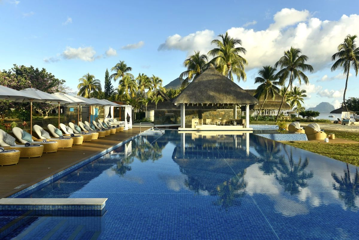 Pool_swim_up_bar.jpg