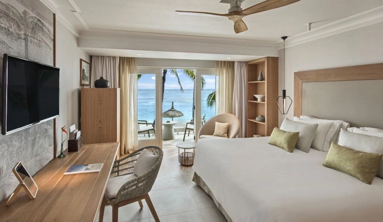 06_Deluxe_beach_front_bedroom.jpg