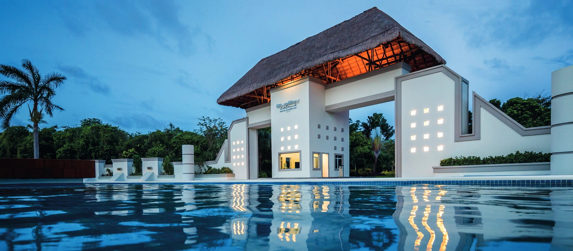 2-bluebay-grand-esmeralda-piscine-nuit.png