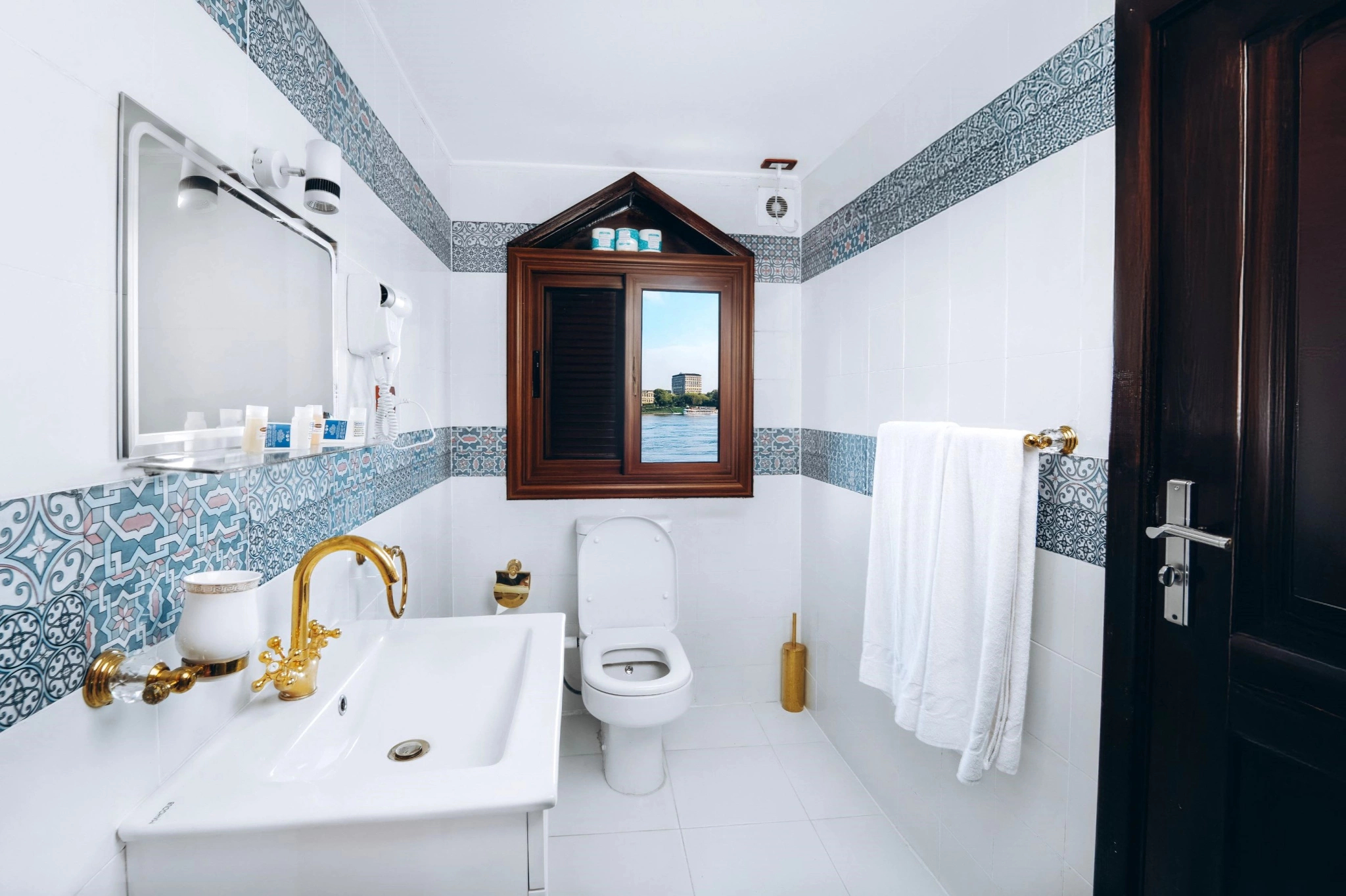bathroom_suite_(4)(1).jpg