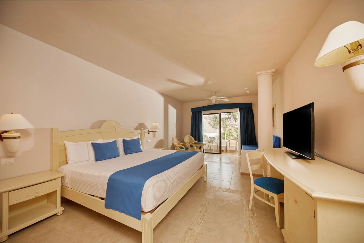 06_1_King_Bed_Junior_Suite.jpg