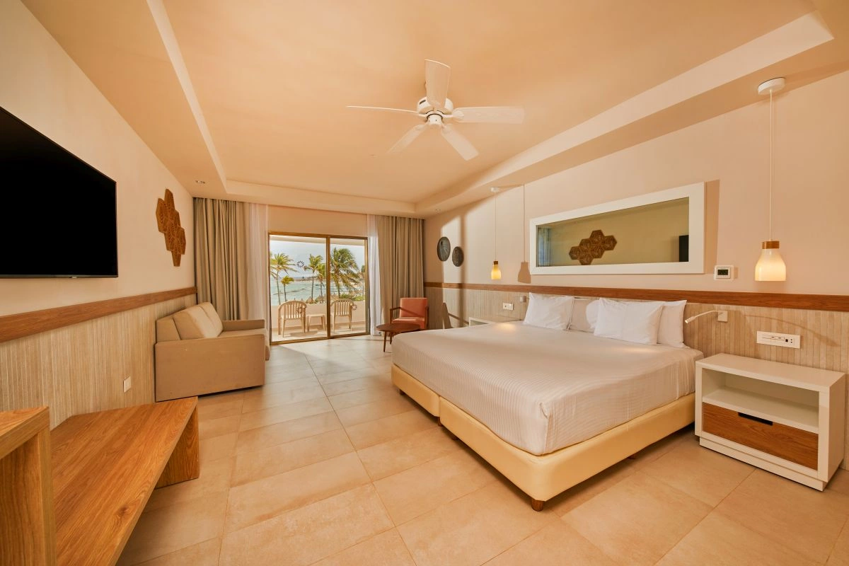 07_1_King_Bed_Deluxe_Junior_Suite.jpg