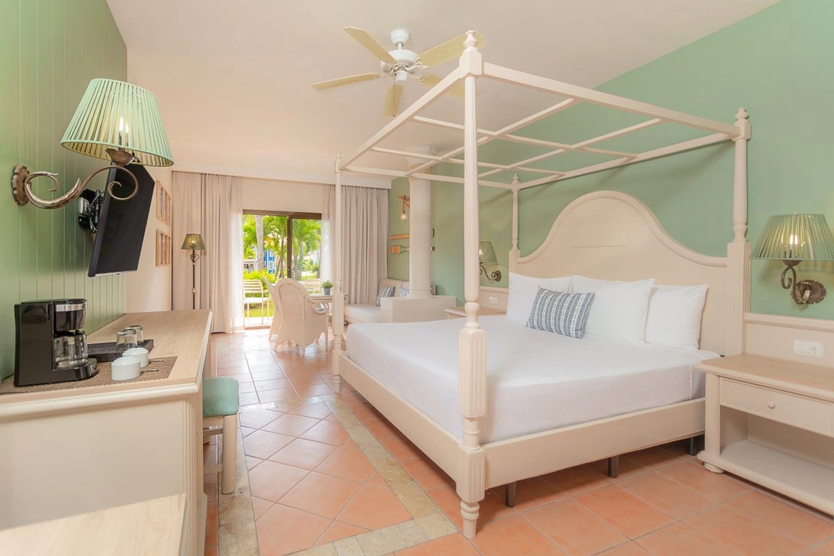 05_King_Bed_Deluxe_Junior_Suite.jpg