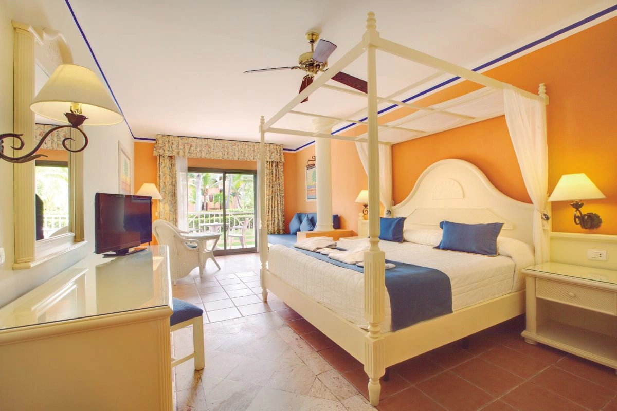 08_1_King_Bed_Junior_Suite.jpg