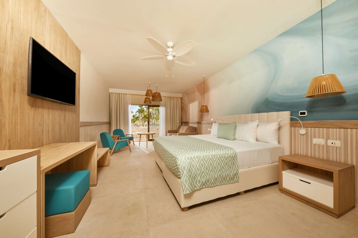 18_1_King_Bed_Deluxe_Junior_Suite.jpg