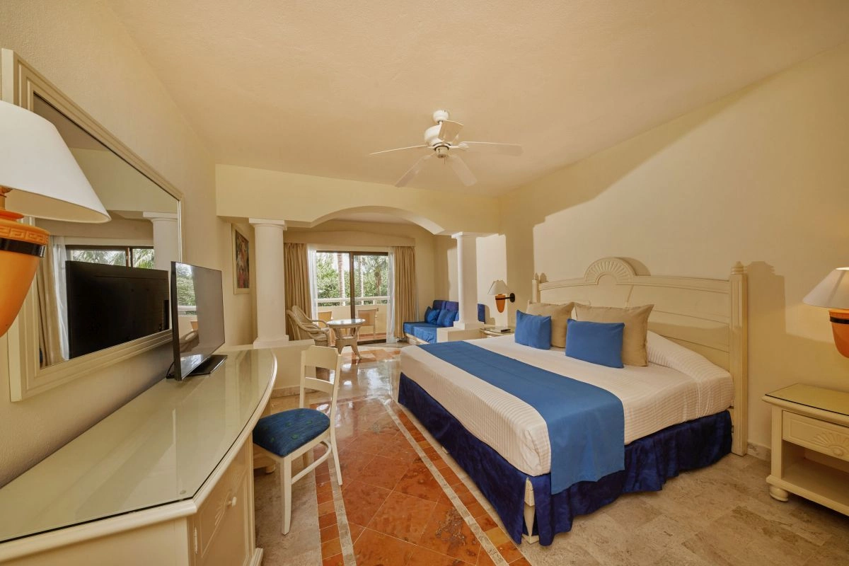 07_1_King_Bed_Junior_Suite.jpg