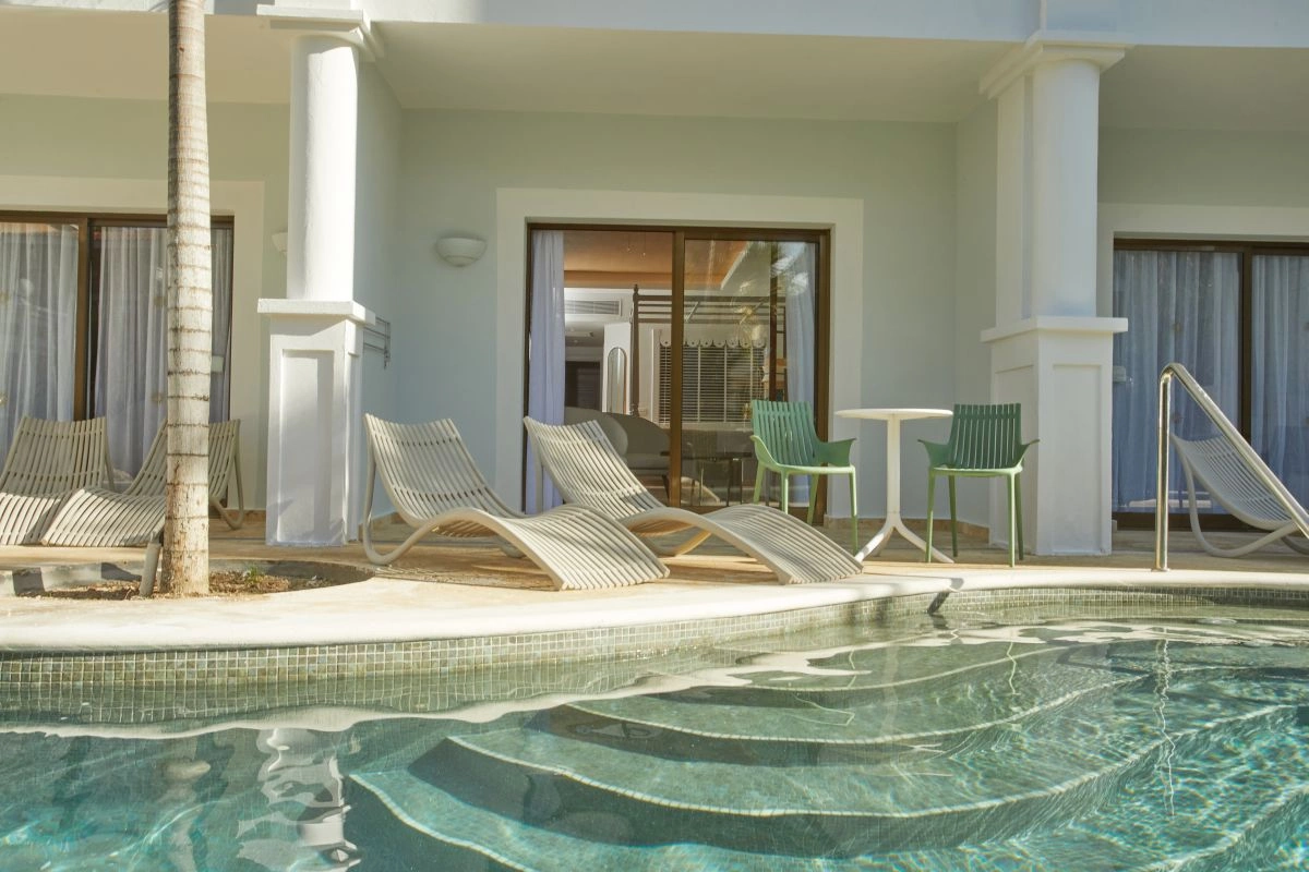 11_1_King_Bed_Swim_Up_Premium_Junior_.jpg
