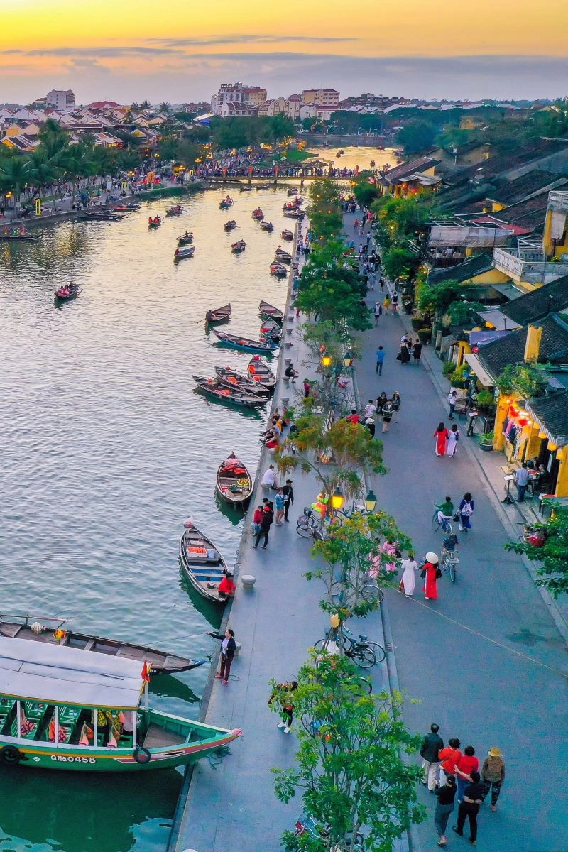 Hoi_An_-_ancienne_ville_-_au_bord_de_la_riviere_Hoai.jpg