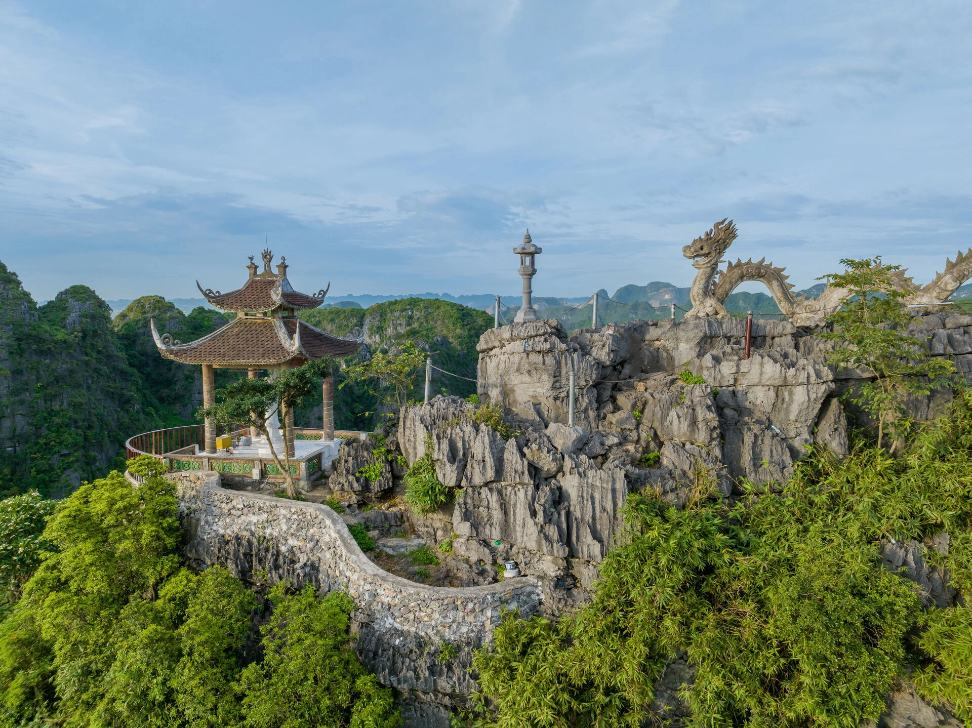 Tam_Coc_-_Hang_Mua__AdobeStock_601993807.jpeg