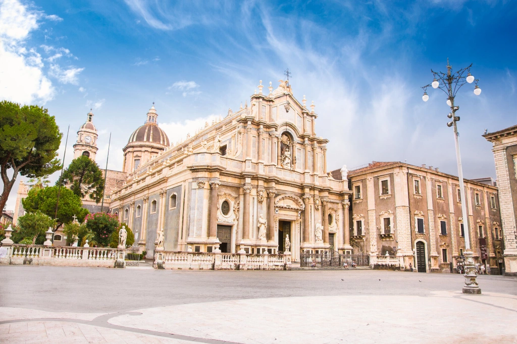 Catane_Place_del_Duomo_AdobeStock_80332273.jpeg