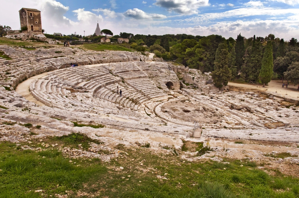 theatre_Grec_a_Syracuse_AdobeStock_36948586.jpeg
