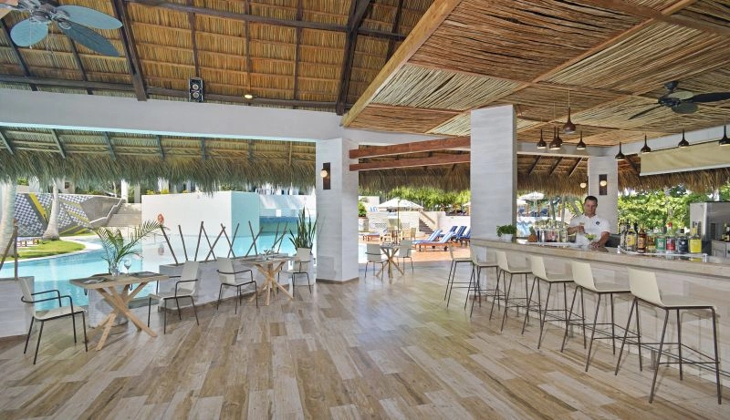 221MeliaLasAmericas-La_Robleza_Pool_Bar.jpg