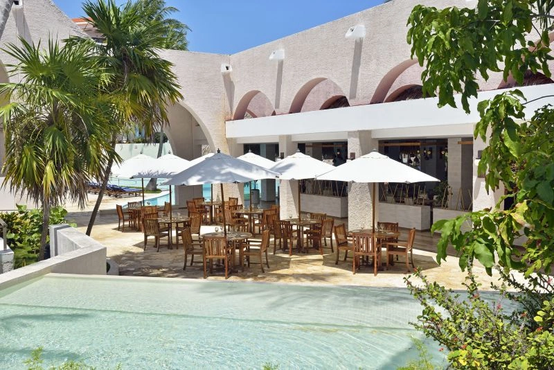 216MeliaLasAmericas-La_Robleza_Pool_Grill_Terraza.jpg