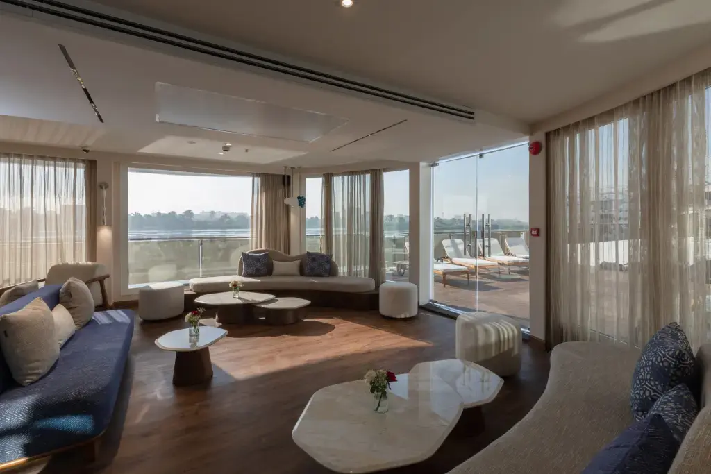 Salon Royal Yacht.webp