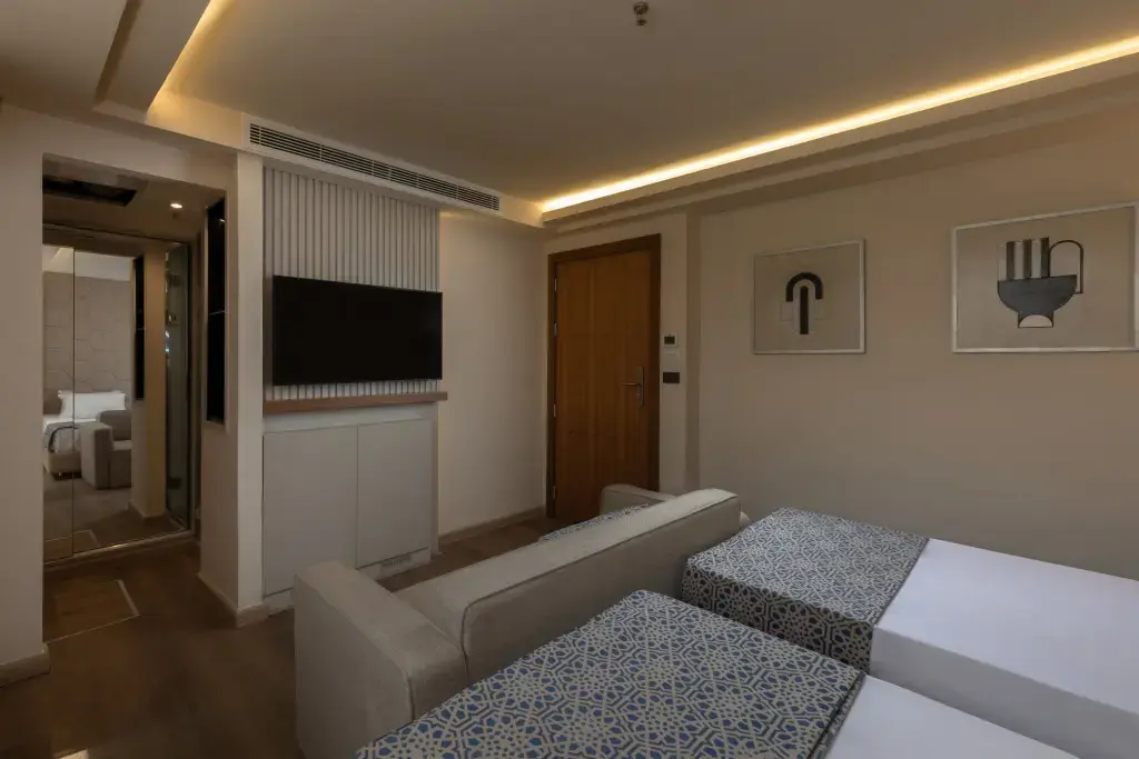 Suite 2 Royal Yacht.webp