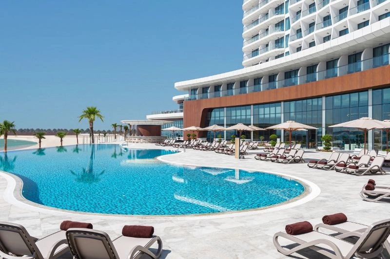 RKTMAHX_Infinity_Pool___Pool_Deck(1)_(800x532).jpg