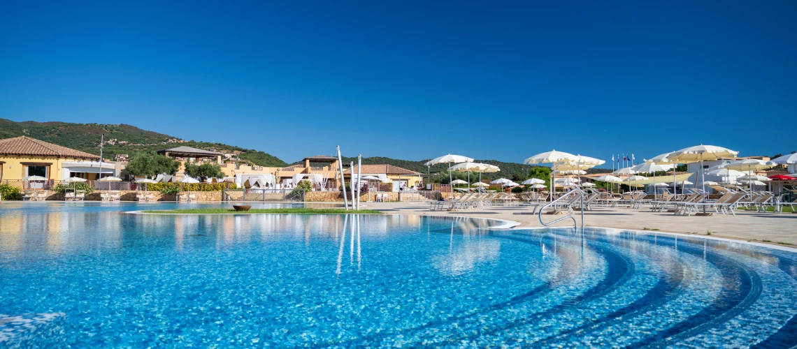 11-janna-e-sole-piscine-exterieure.png