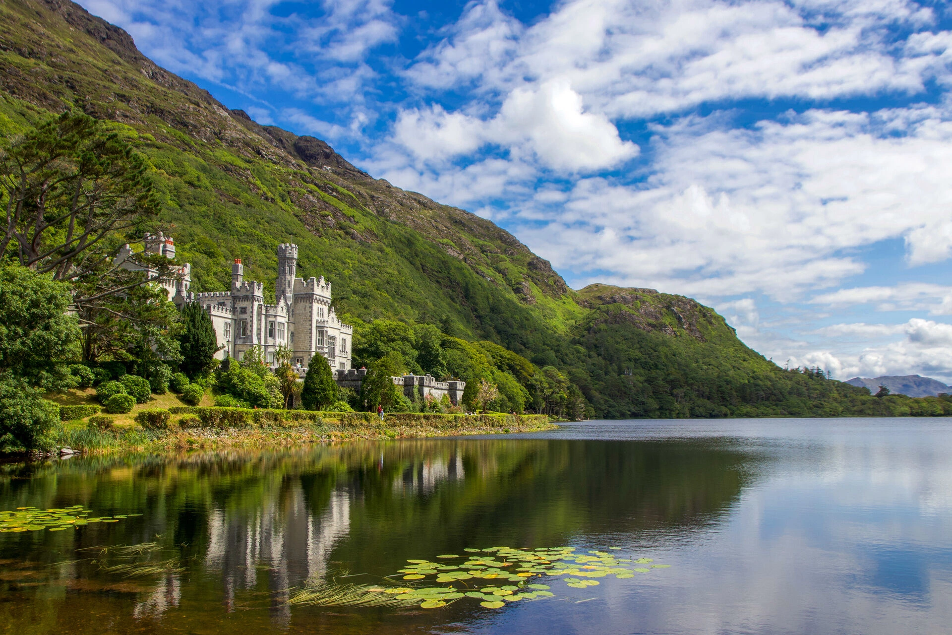 Kylemore_Abbey_Connemara_National_Park_AdobeStock_231564206.jpeg