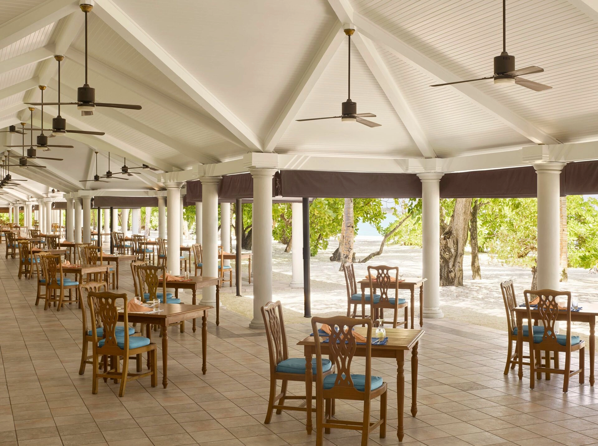 Villa_Park_-_Maaniya_Restaurant_-_Seating_-_4K.jpg