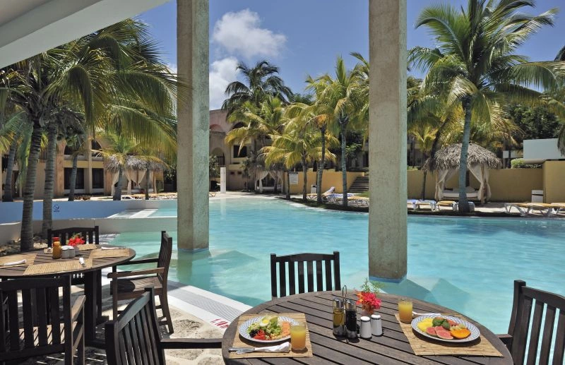 224MeliaLasAmericas-La_Valenciana_Snack_Bar_Pool.jpg