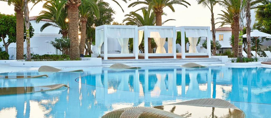 12_Exotic_garden_pool.jpg