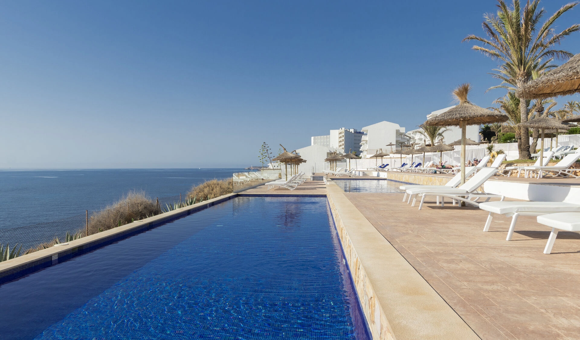 1-palia-maria-eugenia-piscine-zone-clients-premium.jpg