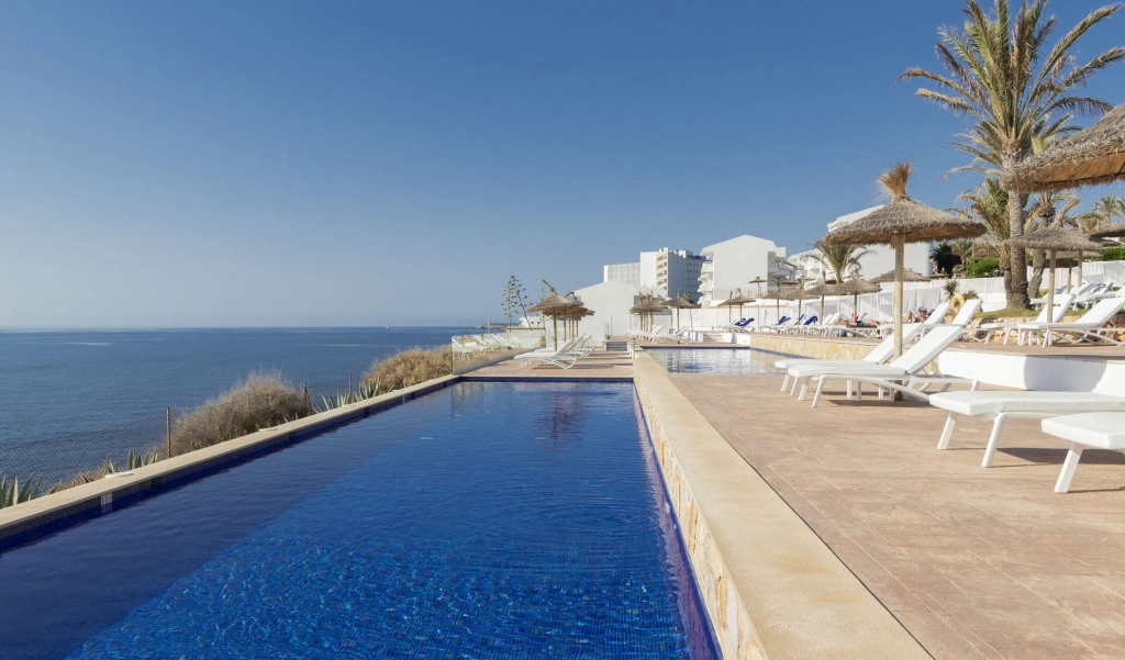 1-palia-maria-eugenia-piscine-zone-clients-premium.jpg