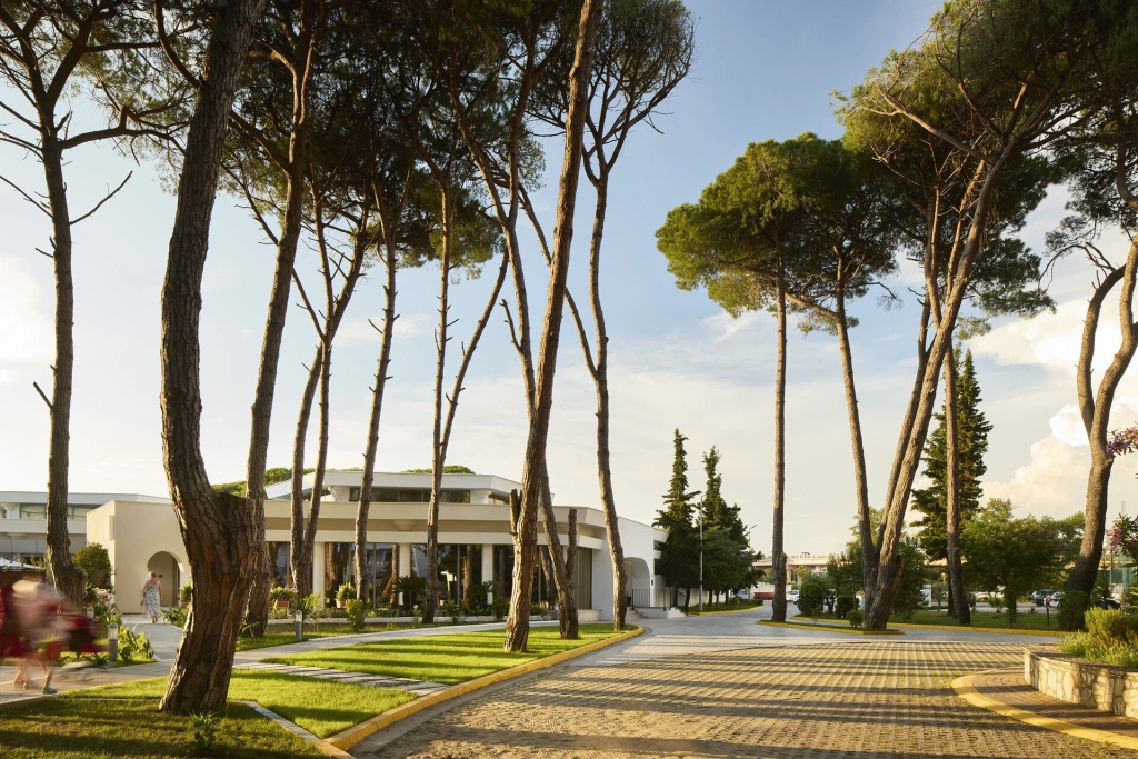 003SolTropikalDurres-Entrance.jpg