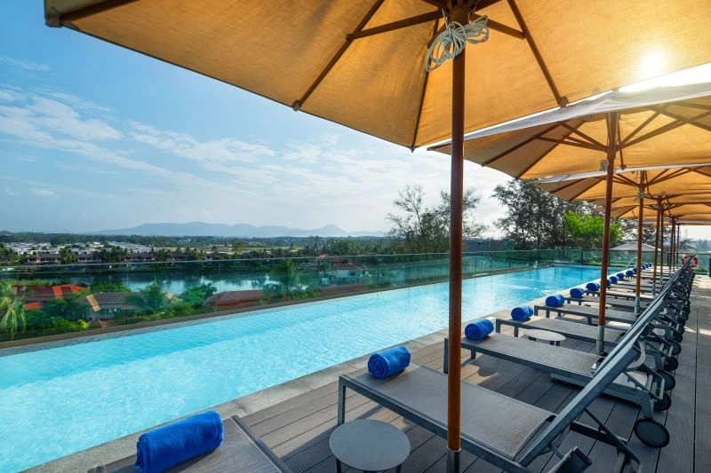 Rooftop_Pool_5.jpg
