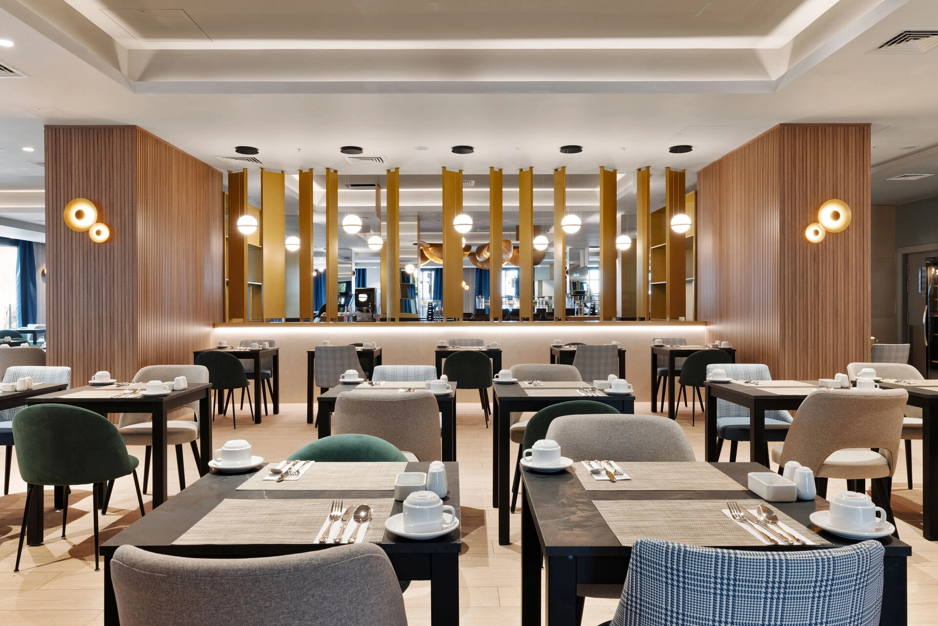 ZLV_23_013_-_Restaurant_breakfast.jpg