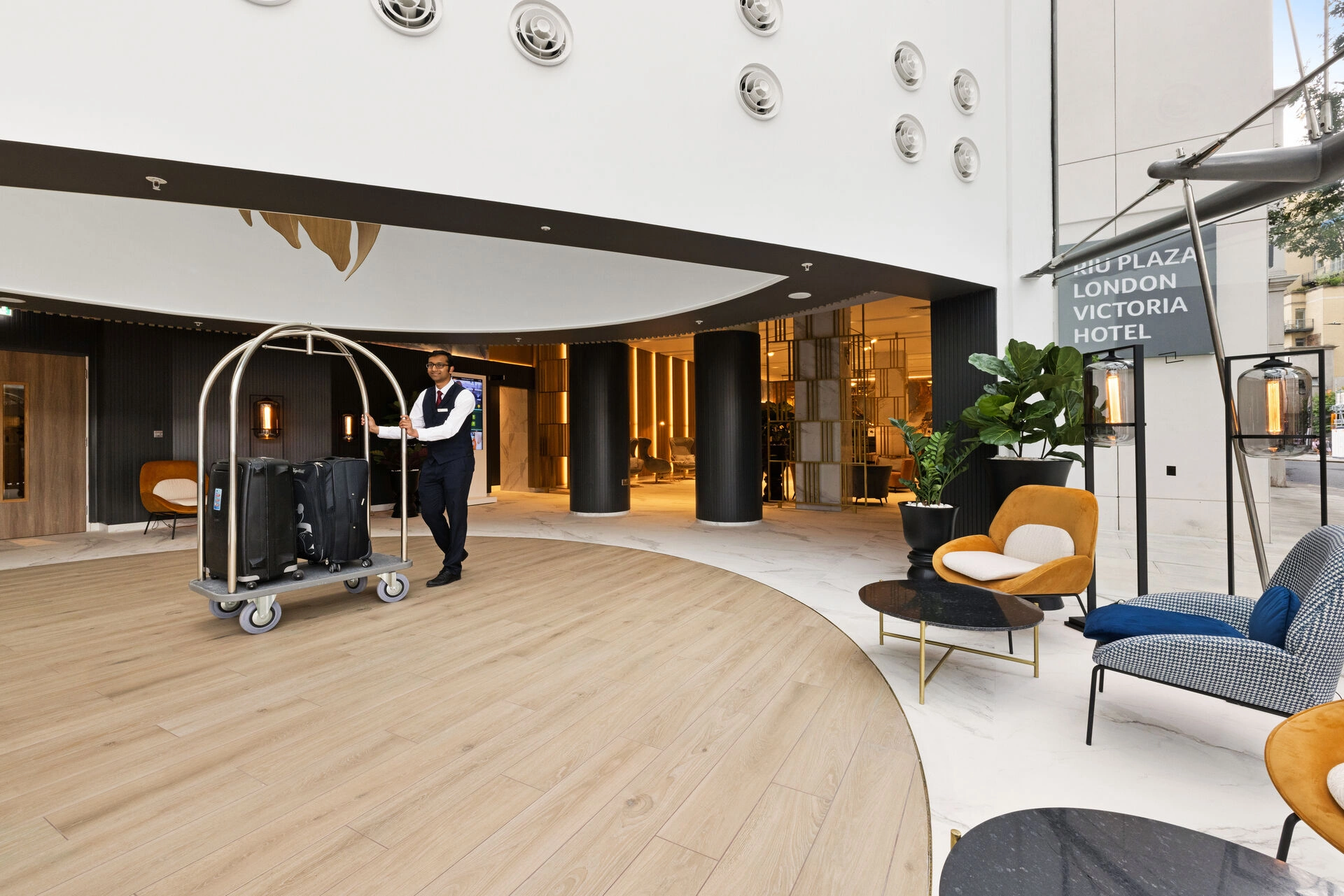 ZLV_23_106_-_Lobby.jpg