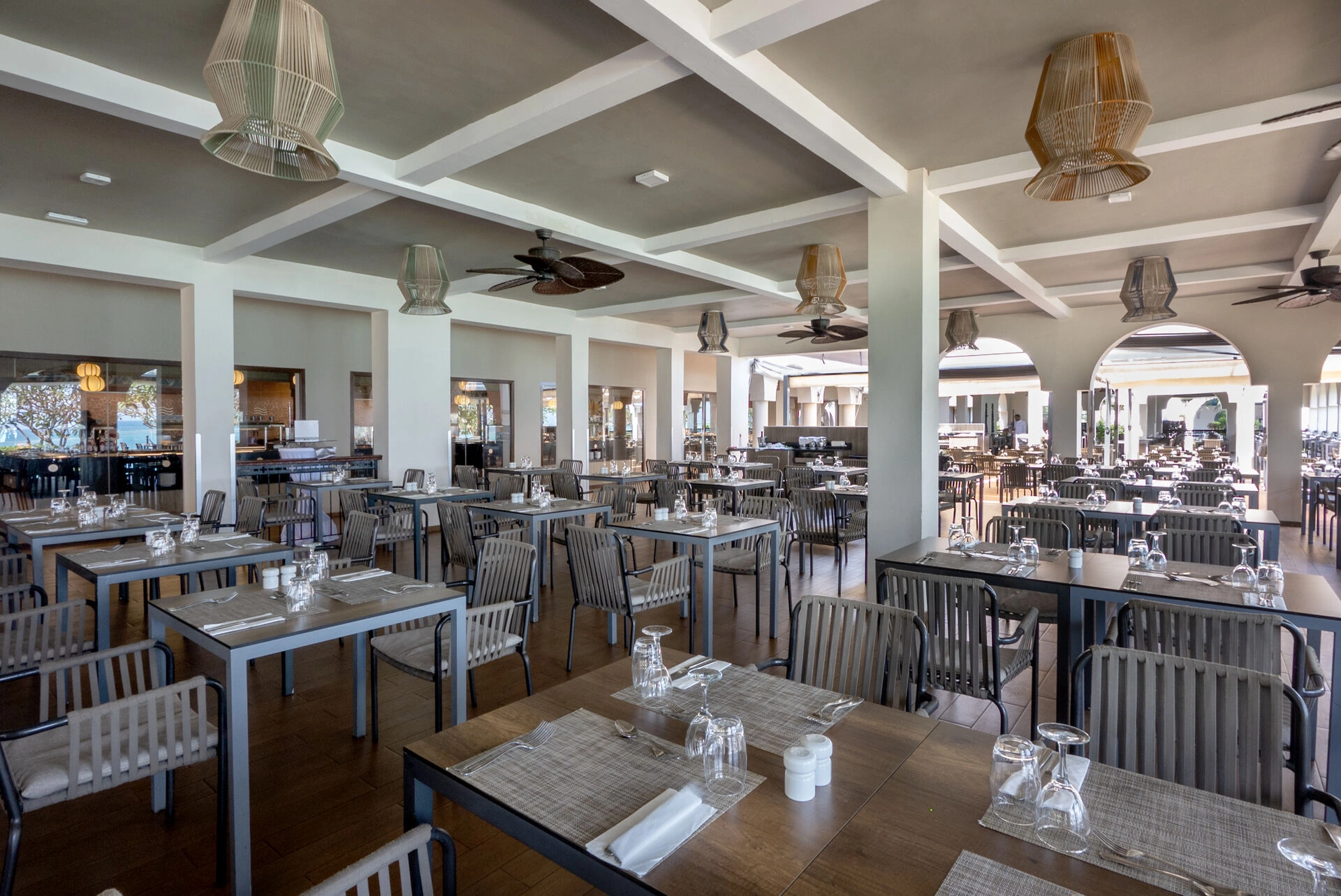 XZN_25_195_-_Main_restaurant.jpg