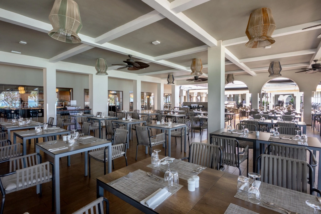 XZN_25_195_-_Main_restaurant.jpg