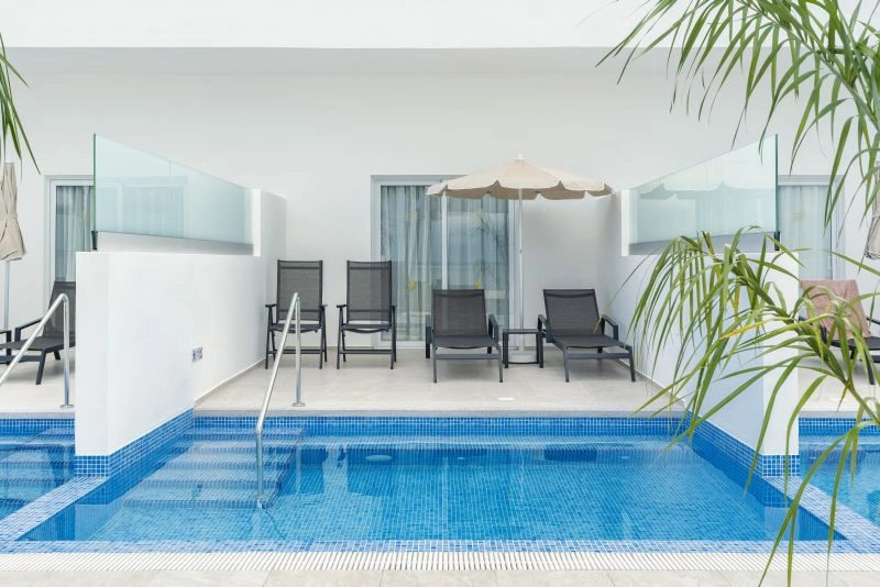 CRB_23_079_-_Swim-up_double_room.jpg