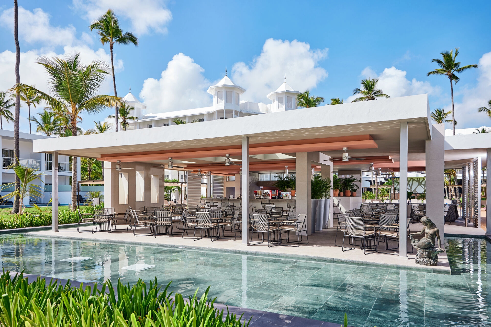 XMC_23_035_-_Poolside_bar.jpg